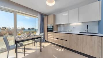 Ugn, diskmaskin, kaffe- och tebryggare och brödrost