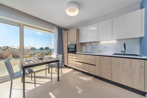 Oven, dishwasher, coffee/tea maker, toaster