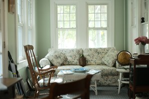 Lobby sitting area - Inn Shepard's Park  (Stuart)