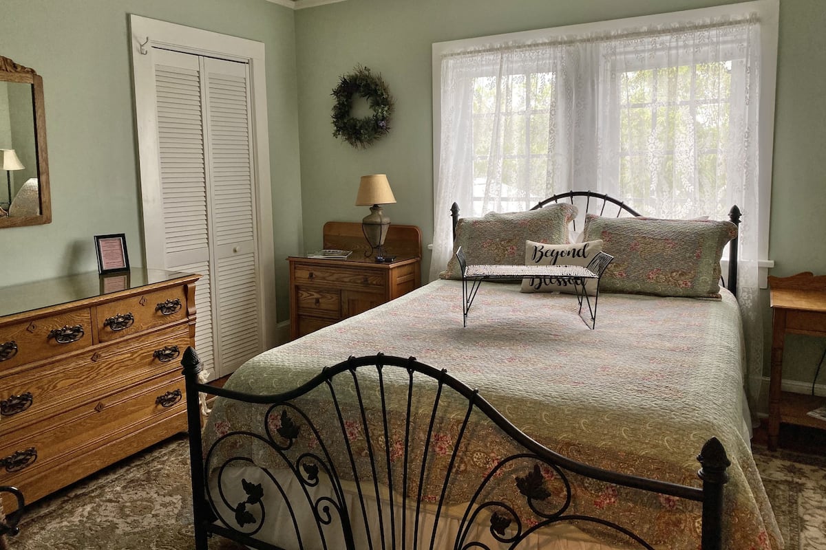 Standard Room, 1 Queen Bed | Individually furnished, desk, iron/ironing board, free WiFi