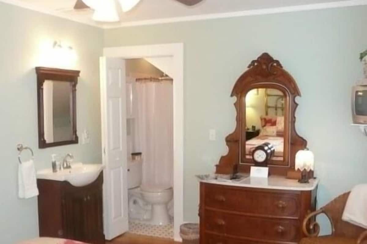 Classic Room | Individually furnished, desk, iron/ironing board, free WiFi