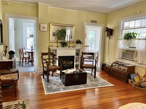 25-inch flat-screen TV with digital channels, TV, Netflix - Inn Shepard's Park  (Stuart)