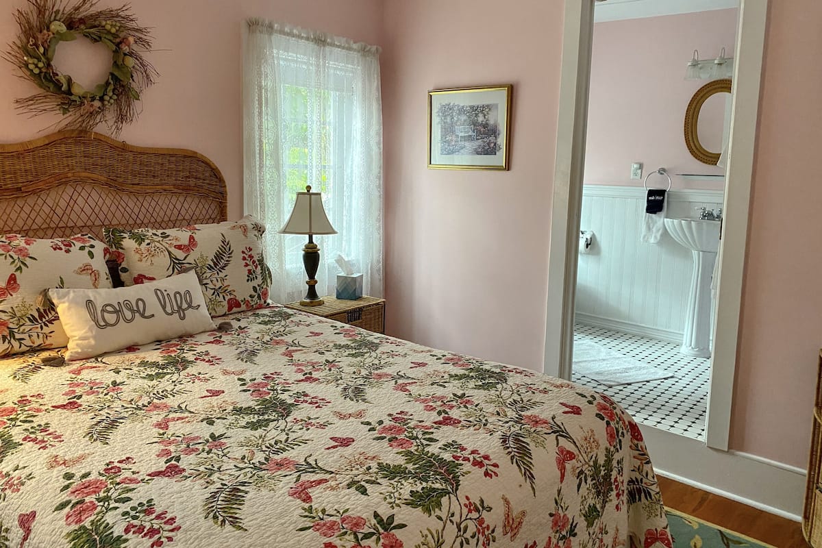 Classic Room | Individually furnished, desk, iron/ironing board, free WiFi