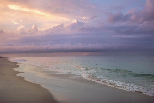 BOOK ME! I'm a Cute Modern Piece of Paradise Just Steps to the Ocean!