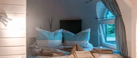 Travel crib, free WiFi, bed sheets