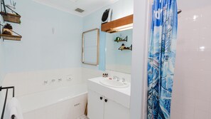 Baignoire, serviettes fournies
