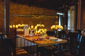 Se sirven cenas y cocina americana