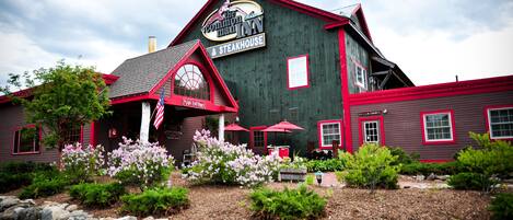 Un bâtiment rustique, sur lequel on peut voir une enseigne bien visible indiquant « The Common Inn & Steakhouse ».