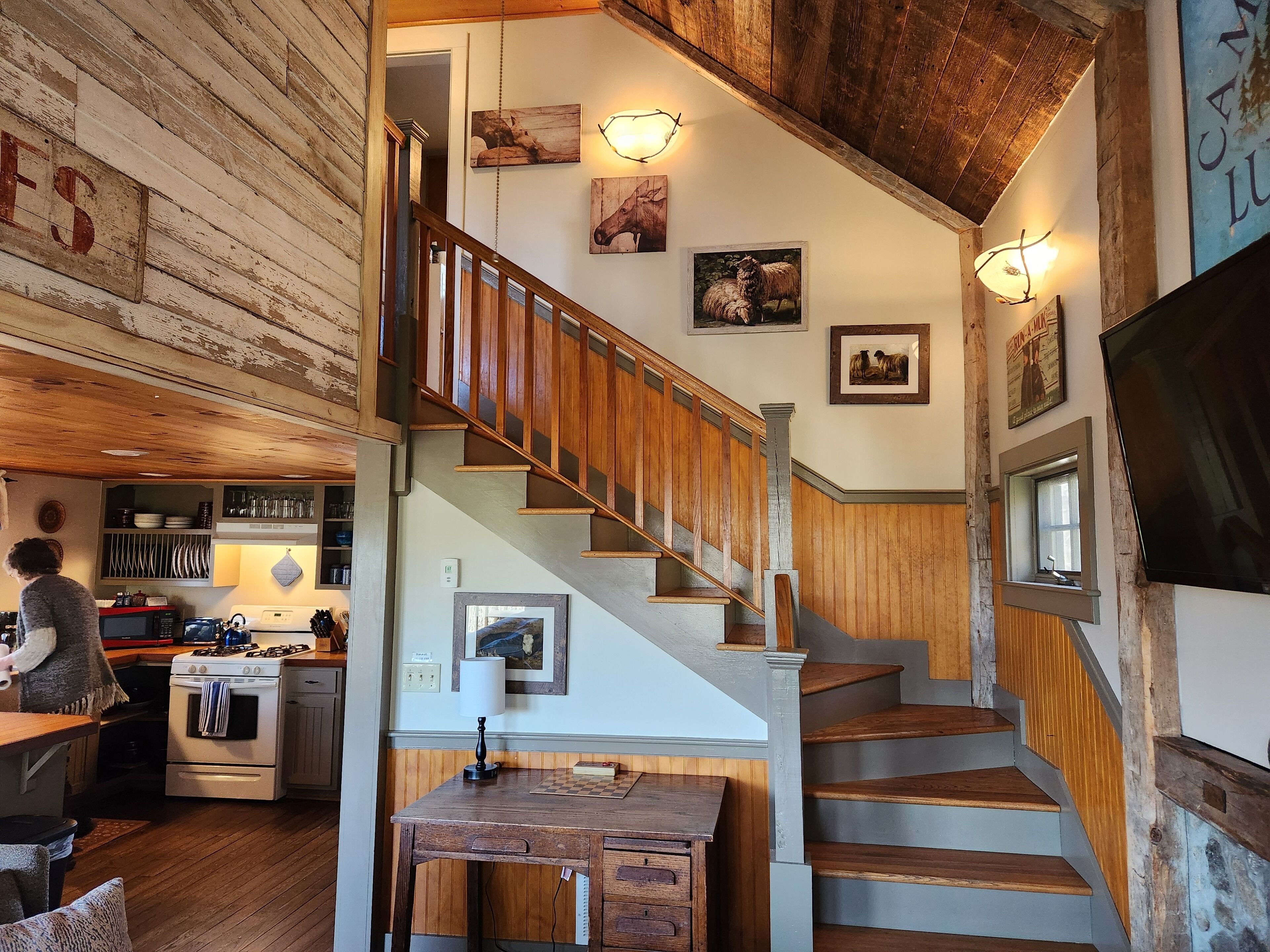 Cabin (Offsite) | Living area | 32-inch flat-screen TV with cable channels, TV