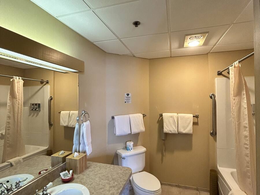 Ein Badezimmer mit Waschbecken, Toilette und Badewanne.