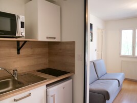 Desk, laptop workspace, free WiFi, bed sheets