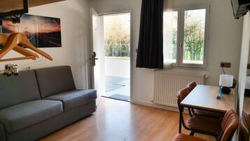 Family Quadruple Room | Desk, laptop workspace, free WiFi, bed sheets