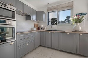 Réfrigérateur, micro-ondes, four, lave-vaisselle