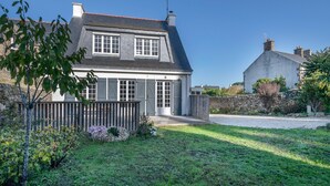 A two-story house with a grey roof, white walls, and a stone wall in the background. - Arzon - Large family house, garden - 11 guests (Arzon)
