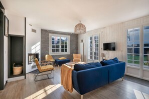 TV, fireplace