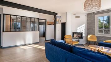 Televisie en een open haard