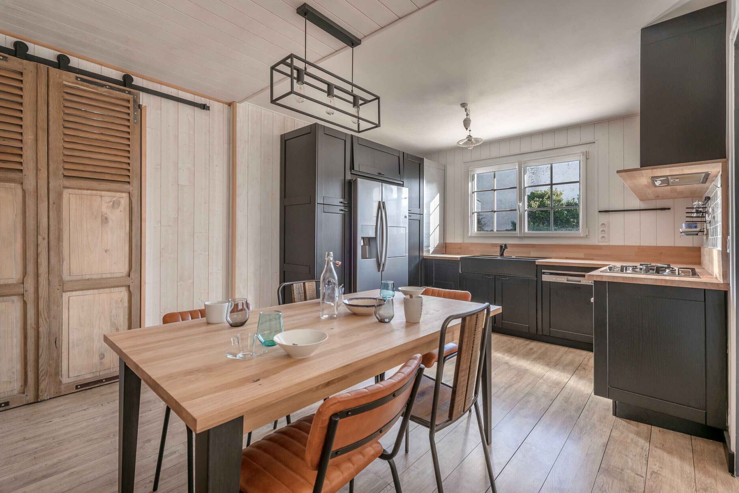 Geladeira, micro-ondas, fogão, lava-louças