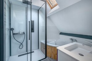Bathtub, hair dryer