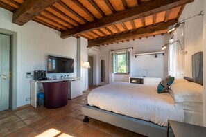 Deluxe driepersoonskamer | Italiaanse Frette-lakens, luxe beddengoed, donsdekens