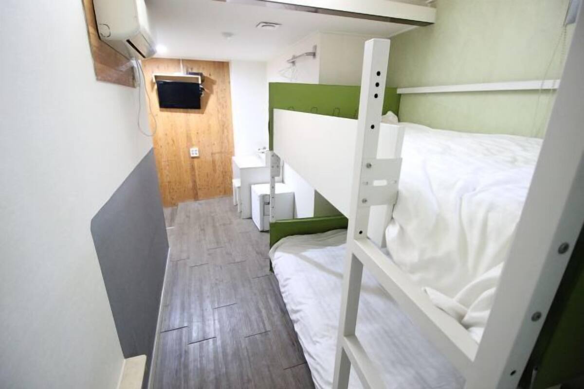 Down duvets, free WiFi, bed sheets