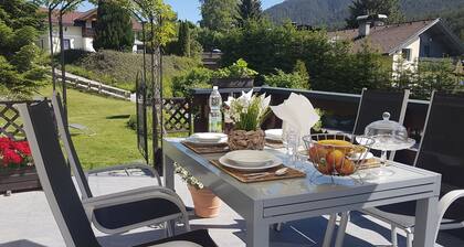 helle Ferienwohnung mit großer Sonnenterrasse und Gartenzugang