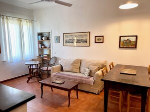 TV connectée, lecteur de DVD, baby-foot, livres