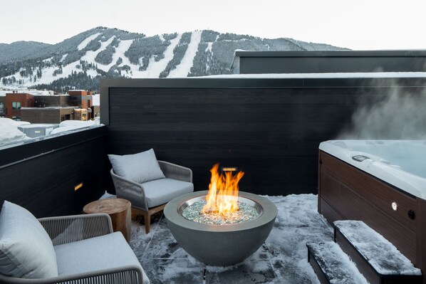 Outdoor spa tub