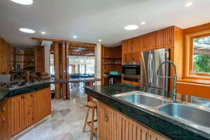 Een koelkast, een magnetron, een oven, een kookplaat