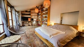 5 bedrooms, iron/ironing board, free WiFi, bed sheets - Village house with private pool, Grignan – Drôme Provençale (Grignan)