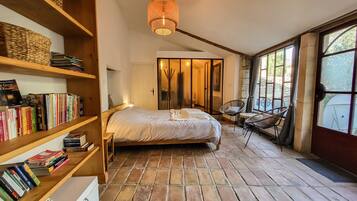 5 bedrooms, iron/ironing board, free WiFi, bed sheets