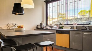 Kühlschrank, Mikrowelle, Ofen, Geschirrspüler