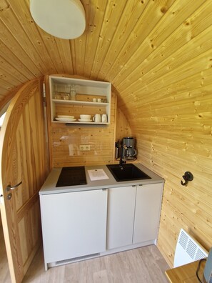 Fridge, stovetop, coffee/tea maker, toaster - Tiny Igloo Lindström on Lake Belau (Belau)