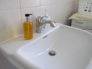 Casa | Baño | Tina y regadera independientes, tina profunda, secadora de cabello 