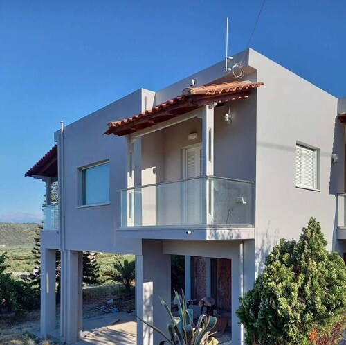 Beautiful 3-bed House in Chania With Garden