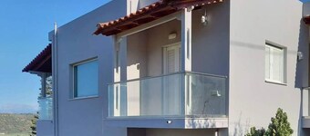 Beautiful 3-bed House in Chania With Garden
