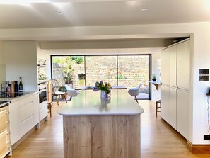 Cottage | Dapur peribadi | Peti sejuk, mesin basuh pinggan mangkuk, cerek elektrik, pembakar roti