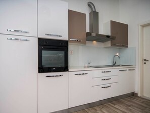 House (One Bedroom Holiday Home with Hot Tub) | Private kitchen | Fridge - Holiday Home Relax (Podstrana)