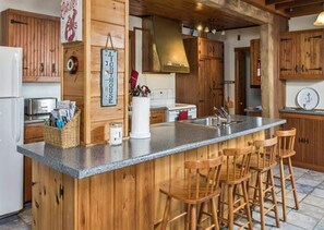 Fridge, oven, stovetop, coffee/tea maker - Charming Cottage on Ocean Point (Boothbay)