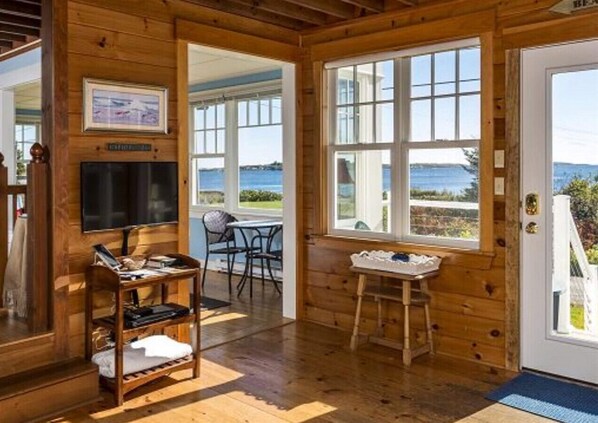 Smart TV - Charming Cottage on Ocean Point (Boothbay)