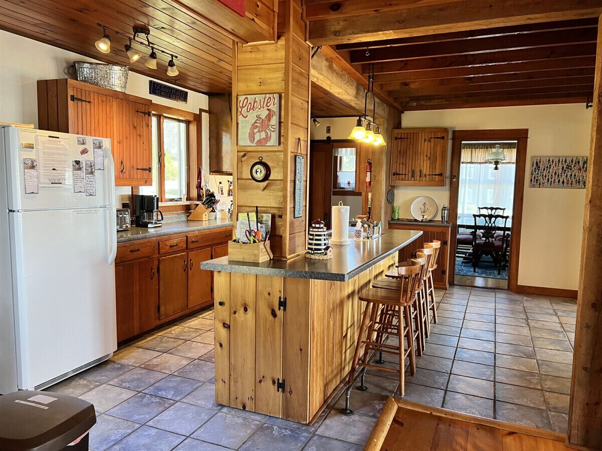 Fridge, oven, stovetop, coffee/tea maker