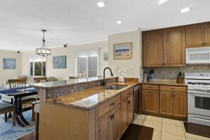 Réfrigérateur, micro-ondes, lave-vaisselle, cafetière/bouilloire