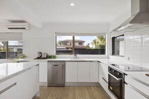 Fridge, microwave, oven, stovetop - Mount Maunganui Getaway: Waitui Wonder House (Mount Maunganui)