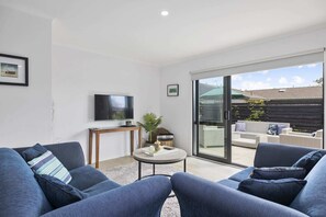 TV - Mount Maunganui Getaway: Waitui Wonder House (Mount Maunganui)
