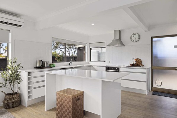 Fridge, microwave, oven, stovetop - Mount Maunganui Getaway: Waitui Wonder House (Mount Maunganui)