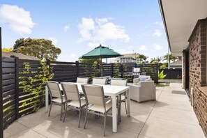 Outdoor dining - Mount Maunganui Getaway: Waitui Wonder House (Mount Maunganui)