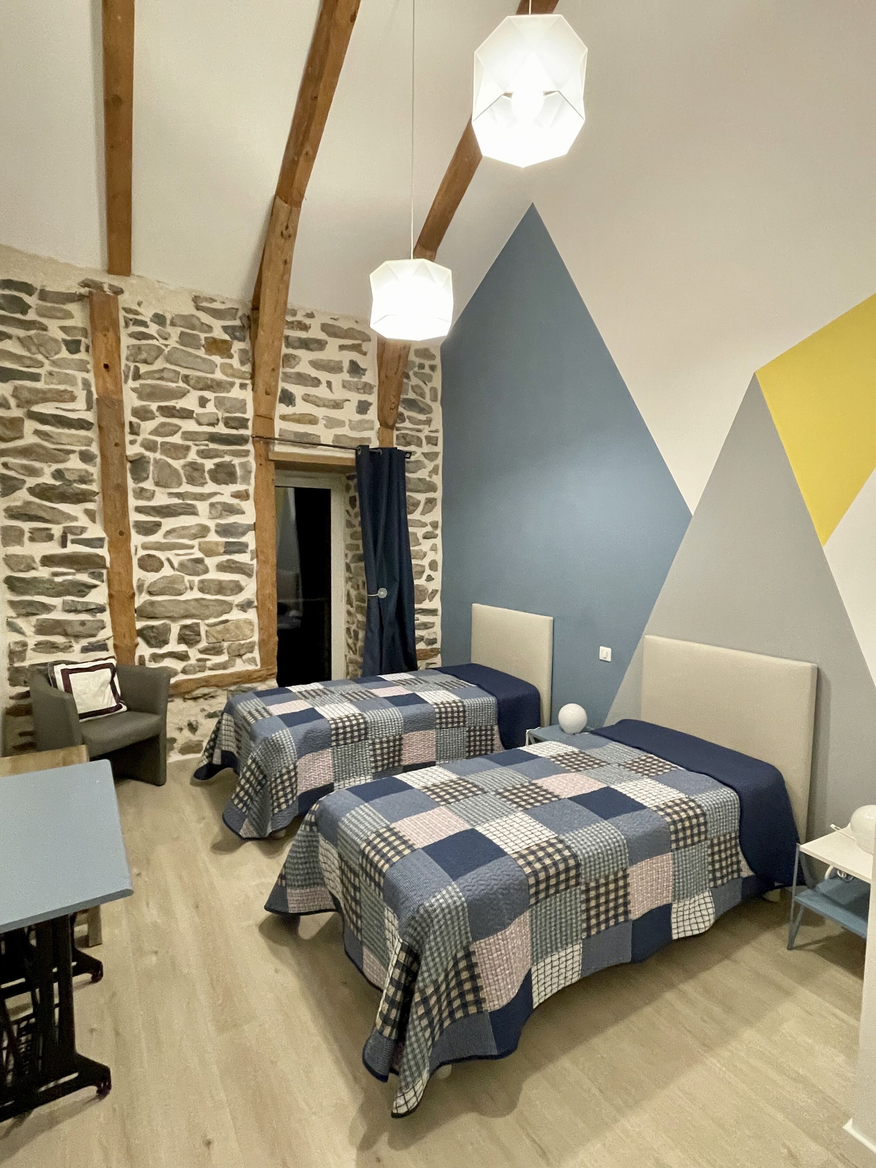 7 bedrooms, travel cot, WiFi, bed sheets