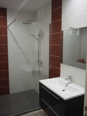 淋浴设施、吹风机