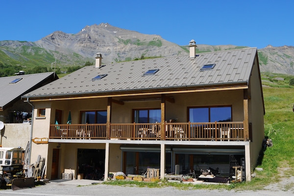 façade du bâtiment en été