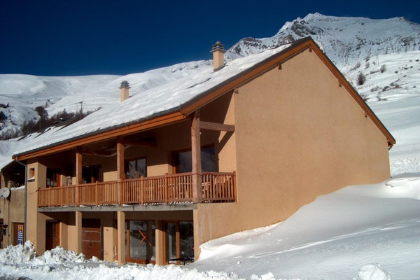 façade du bâtiment en hiver