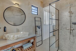 Douche, sèche-cheveux, serviettes fournies, papier toilette